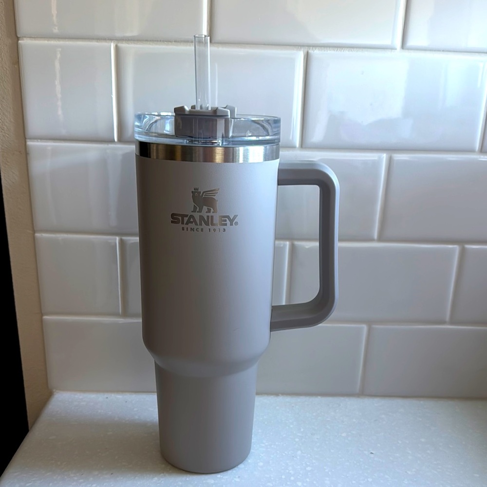 ⬇️⭐️ Stanley Adventure Quencher 40z Travel Tumbler in Ash Gray - Picture 1 of 8